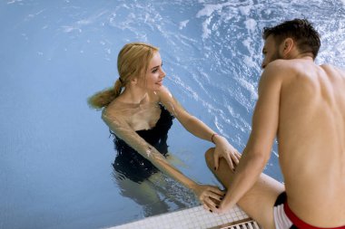 Havuz kenarında spa Center'da çift rahatlatıcı sevgi dolu