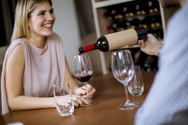 Genç mutlu çift romantik tarihte restoranda kadeh kırmızı şarap içmek