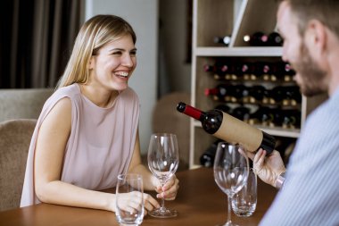 Genç mutlu çift romantik tarihte restoranda kadeh kırmızı şarap içmek