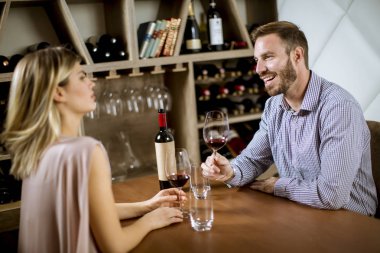 Genç mutlu çift romantik tarihte restoranda kadeh kırmızı şarap içmek