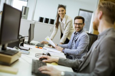 Genç insanların modern ofis çalışma grubu