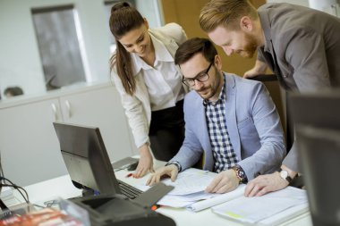 Genç insanların modern ofis çalışma grubu