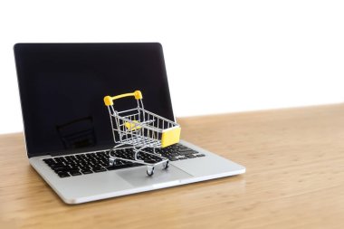 Alışveriş sepeti ile online alışveriş ve teslimat konsept dizüstü bilgisayar