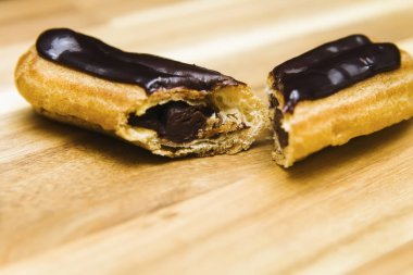 Pasta gevrek kremalı pasta üzerinde ahşap arka plan izole koyu çikolata ile