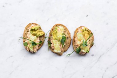 Füme somon pate ekmek dilimleri kanepe üzerinde