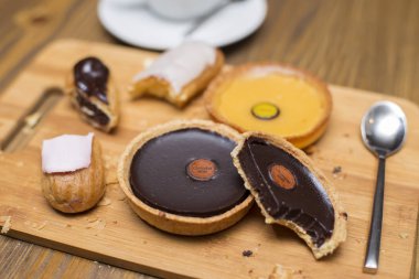 Koyu çikolata ve limon tart kapuçino tablo ile