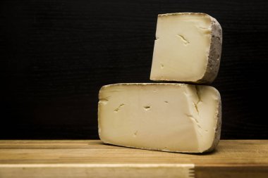 Tablo üzerinden geleneksel Auvergne peynir