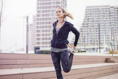 Kadın açık koşu önce germe gerçekleştirir