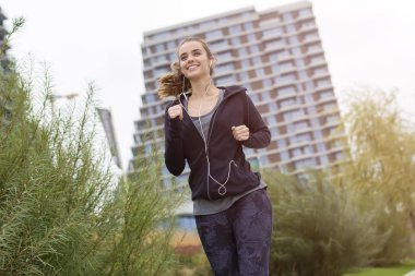 Aktif genç güzel kadın kentsel çevre içinde çalışan