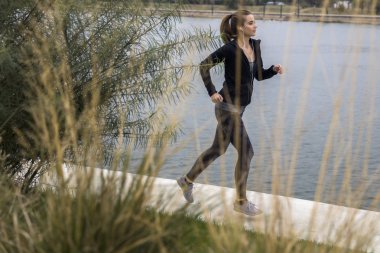 nehir kenarında çalışan genç kadın