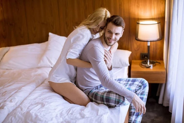 Amante Abraçado Jovem Casal Sentado Cama Quarto — Fotografia de Stock