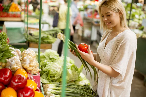 View Pretty Young Woman Buying Vegetables Market — Stock Photo, Image