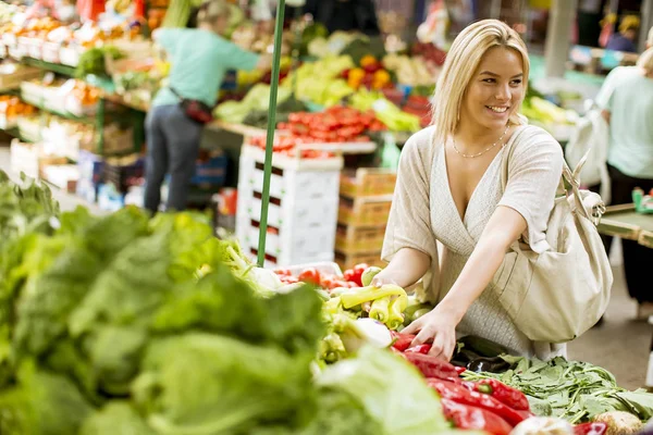 Visa Ganska Ung Kvinna Att Köpa Grönsaker Marknaden — Stockfoto