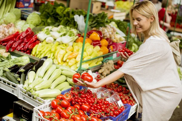 View Pretty Young Woman Buying Vegetables Market — Stock Photo, Image