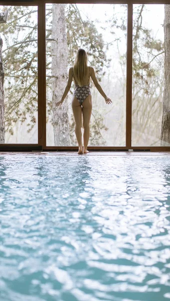 Widok Tyłu Młoda Kobieta Ubrana Strój Kąpielowy Stojący Przy Basenie — Zdjęcie stockowe