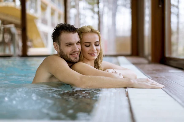 若いカップルは ウェルネス センター スイミング プールでリラックスを愛する — ストック写真