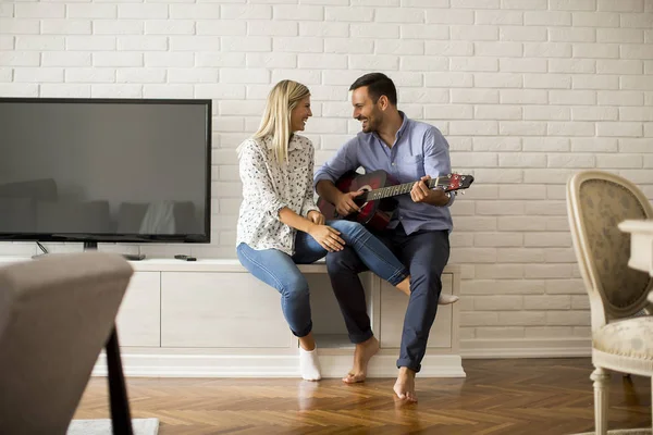 自宅の部屋でギターを愛する若いカップル — ストック写真
