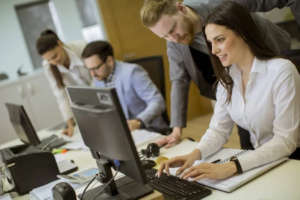 Grupp Unga Människor Som Arbetar Inom Det Moderna Kontoret — Stockfoto