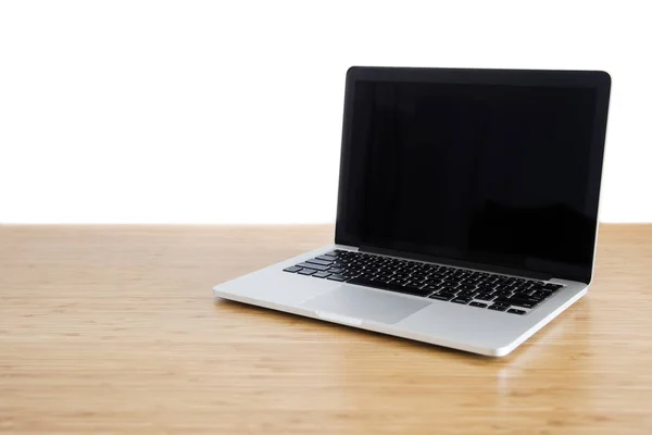 Pantalla Blanco Portátil Sobre Mesa Madera Aislada Sobre Fondo Blanco —  Fotos de Stock