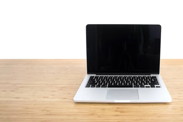 Beyaz Arka Plan Üzerinde Izole Ahşap Masa Laptop Boş Ekran — Stok fotoğraf