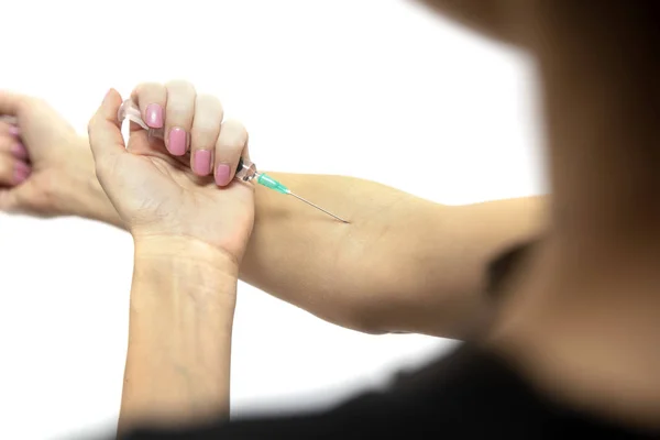 Frau Gibt Ihr Vor Weißem Hintergrund Eine Spritze Die Hand — Stockfoto