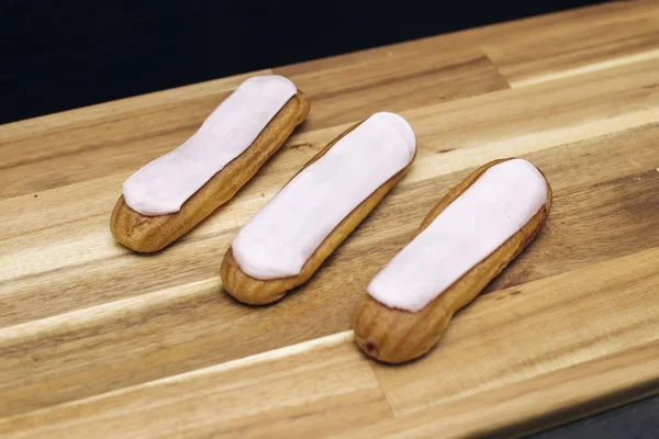 Gâteau Crémeux Croustillant Eclair Chocolat Blanc Isolé Sur Fond Bois — Photo