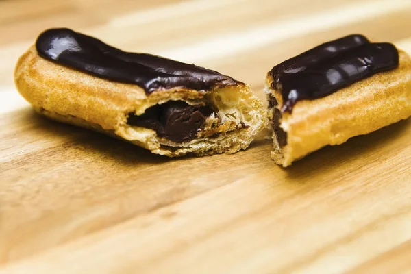 Pasta gevrek kremalı pasta üzerinde ahşap arka plan izole koyu çikolata ile