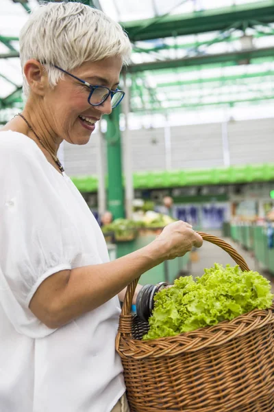 Visa Senior Kvinna Håller Korgen Med Sallad — Stockfoto