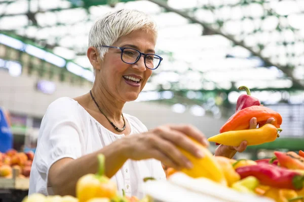 Porträt Einer Gut Aussehenden Seniorin Mit Brille Kauft Pfeffer Auf — Stockfoto