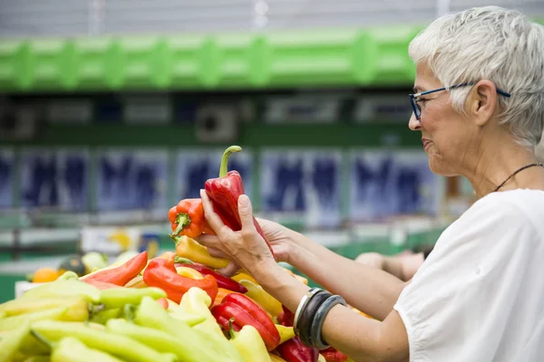 Ritratto Bella Donna Anziana Con Gli Occhiali Compra Pepe Sul — Foto Stock