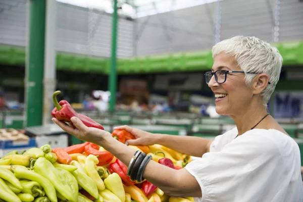 Portret Van Knappe Senior Vrouw Dragen Bril Koopt Peper Markt — Stockfoto