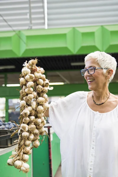 Porträt Einer Seniorin Die Viel Knoblauch Auf Dem Markt Kauft — Stockfoto
