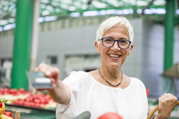 Donna Anziana Che Acquista Sul Mercato Verde Paga Con Carta — Foto Stock