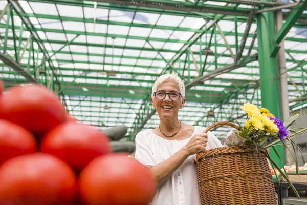 Ritratto Donna Anziana Che Acquista Verdura Biologica Fresca Sul Mercato — Foto Stock