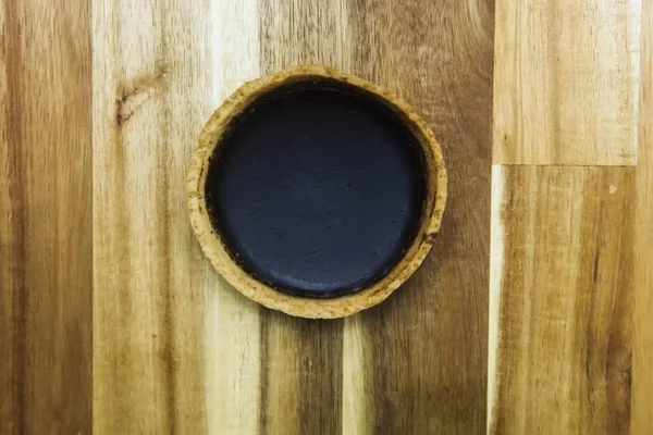 Γλυκιά Φρέσκια Σκούρο Τάρτα Σοκολάτας Πάνω Στο Ξύλινο Τραπέζι — Φωτογραφία Αρχείου