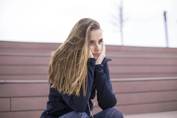 Retrato Mujer Joven Preocupada Triste Deprimente Sienta Afuera —  Fotos de Stock