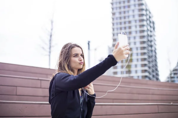 Jeune Femme Sportive Forme Écouter Musique Prendre Selfie Sur Téléphone — Photo
