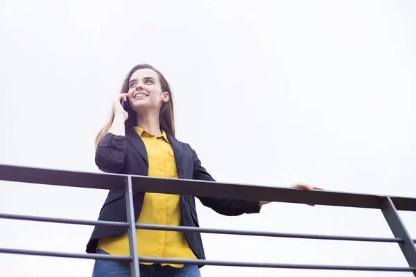 Joven Mujer Negocios Alegre Utiliza Teléfono Celular Calle —  Fotos de Stock