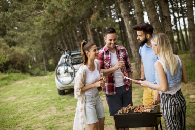 Doğada zevk Barbekü partisi gençler
