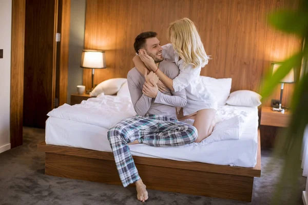 Liefdevol Geknuffeld Jong Paar Zitten Het Bed Slaapkamer — Stockfoto