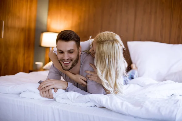Evde Yatakta Yan Yana Yatarken Aşık Romantik Genç Çift — Stok fotoğraf