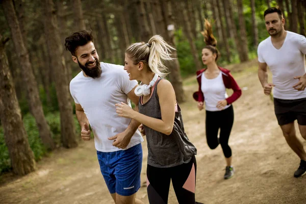 Jóvenes Corren Una Maratón Por Bosque — Foto de Stock