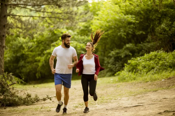 Pareja Sana Forma Deportiva Corriendo Naturaleza Día Verano — Foto de Stock