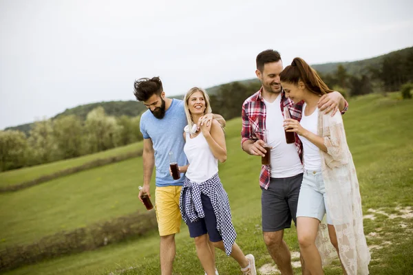 Grupo Feliz Amigos Com Bebida Divertindo Sorrindo Para Natureza Por — Fotografia de Stock