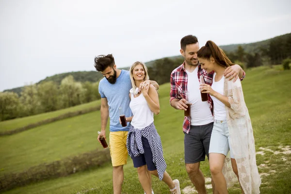 Felice Gruppo Amici Con Drink Divertirsi Sorridere Alla Natura Entro — Foto Stock