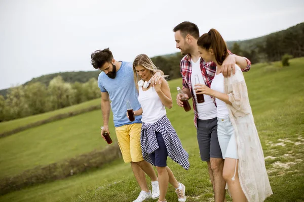 Feliz Grupo Amigos Con Bebida Divirtiéndose Sonriendo Naturaleza Por Día —  Fotos de Stock