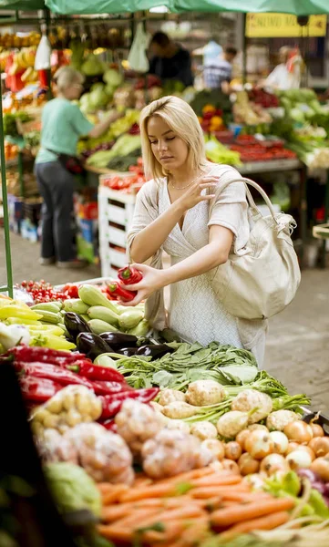 Vista Bella Giovane Donna Che Compra Verdure Mercato — Foto Stock
