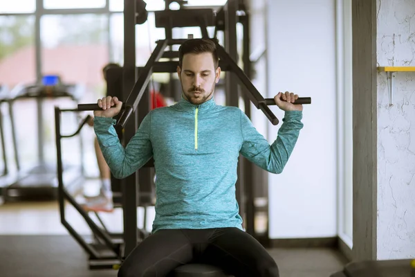 Bel Homme Athlétique Entraînement Pompage Vers Haut Les Muscles Dos — Photo