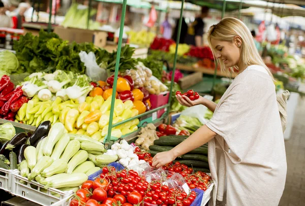 Pohled Pěknou Mladou Ženu Nákup Zeleniny Trh — Stock fotografie