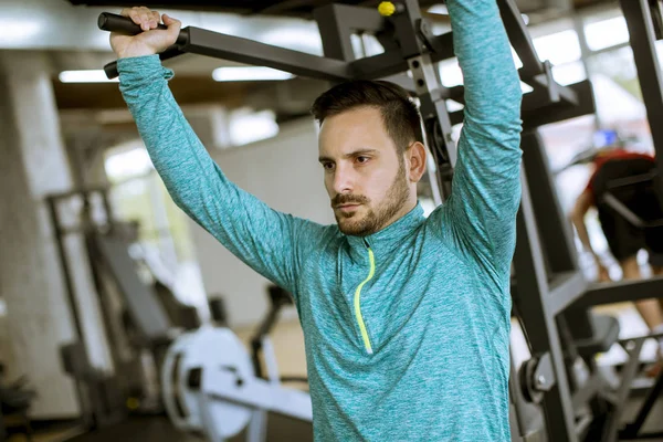 Bel Homme Athlétique Entraînement Pompage Vers Haut Les Muscles Dos — Photo